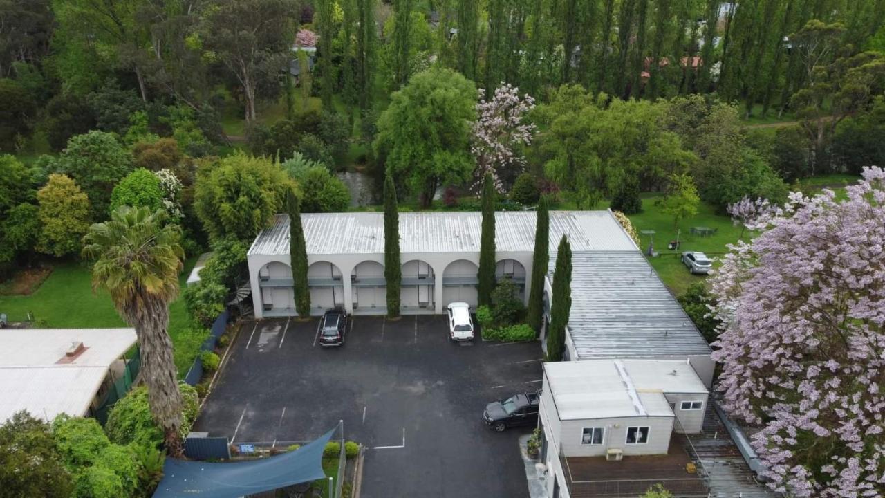 Riverbank Park Motel Bright Exterior foto