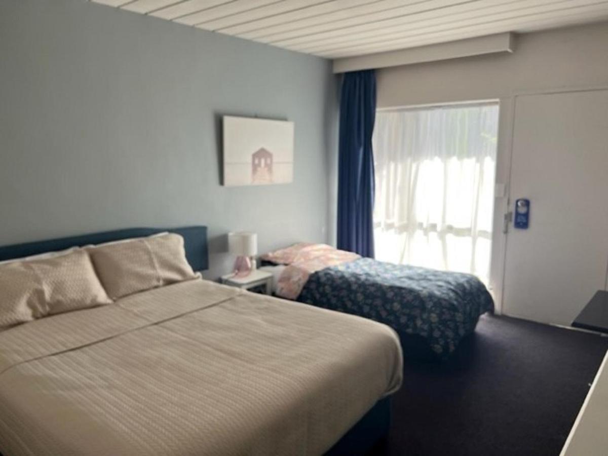 Riverbank Park Motel Bright Exterior foto