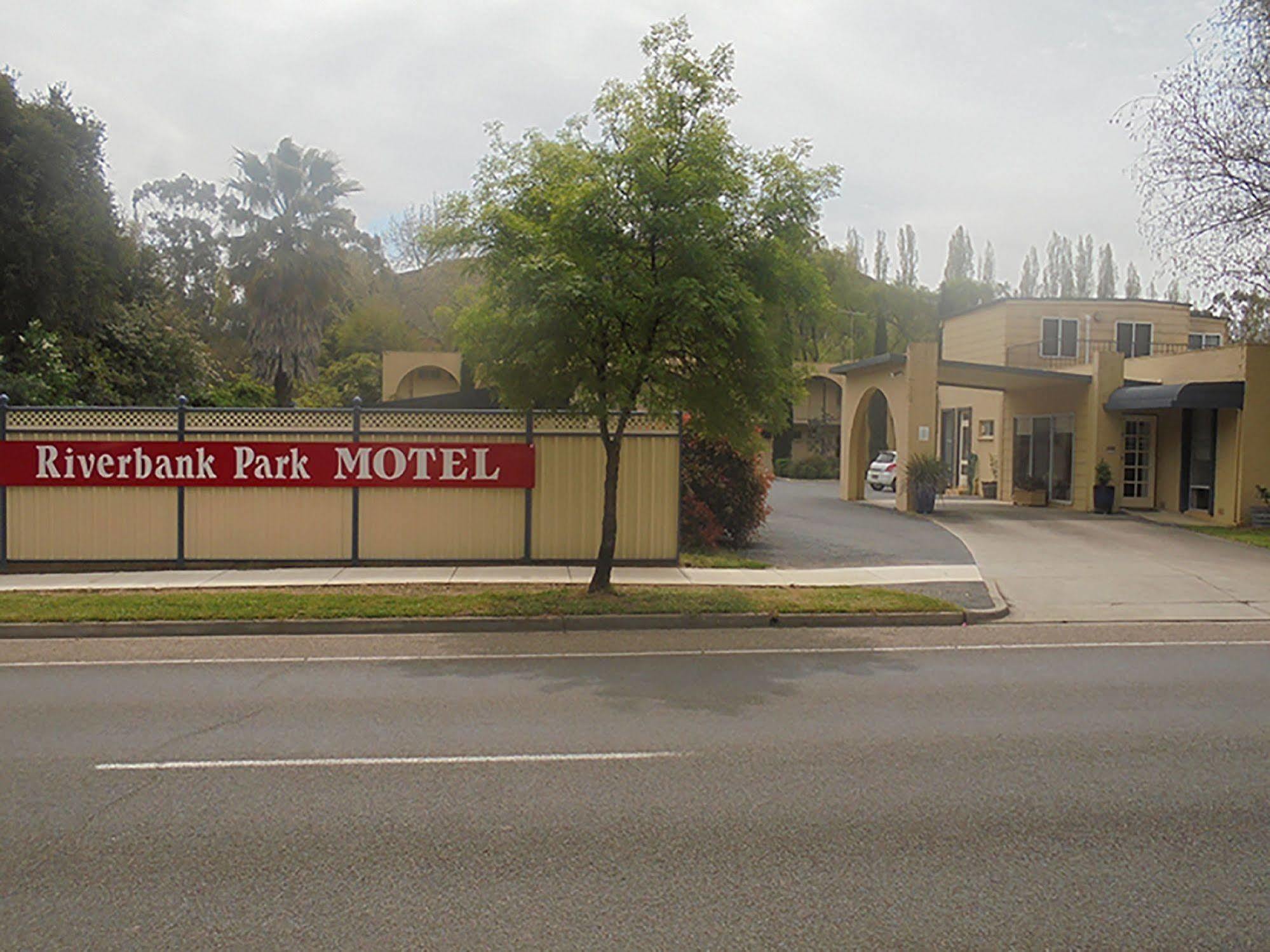 Riverbank Park Motel Bright Exterior foto